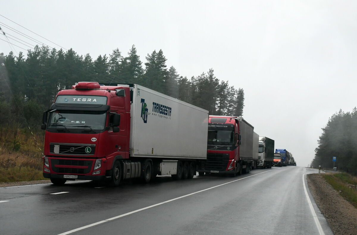 Kravas automašīnu rindas robežkontroles punktā Kaplava-Plusi Krāslavas novadā pie Latvijas-Baltkrievijas robežas. Foto: Ivars Soikāns/LETA