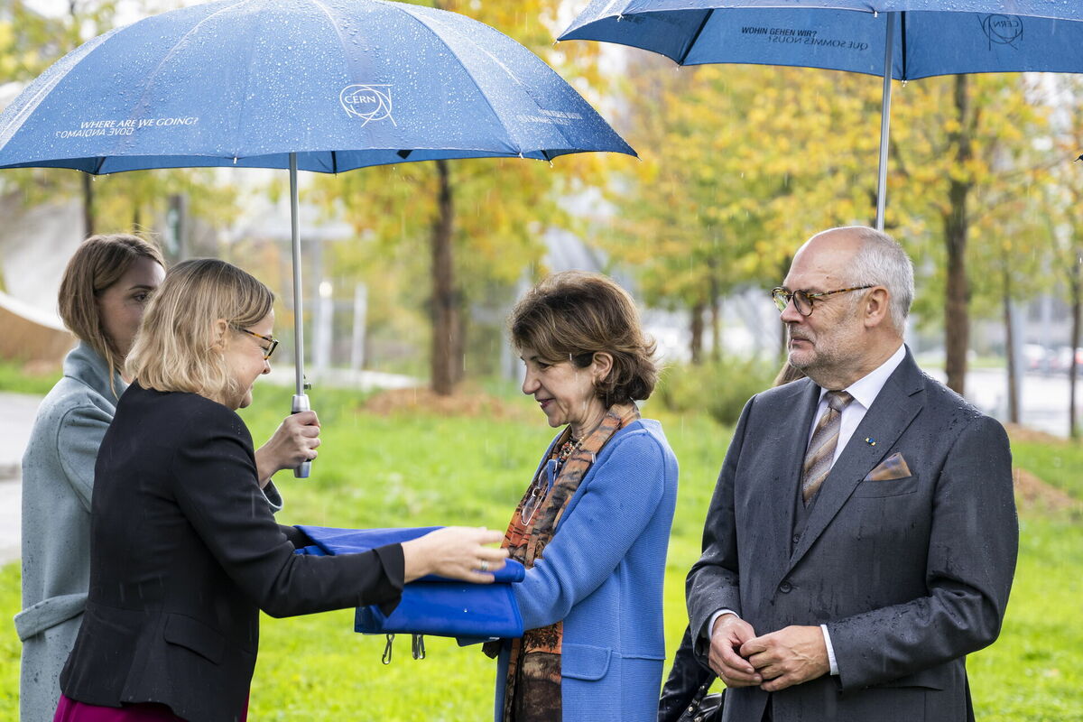 Igaunijas Republikas vēstniece un pastāvīgā pārstāve Apvienoto Nāciju Organizācijas birojā un citās starptautiskajās organizācijās Ženēvā Rija Salsa-Audifrēna pasniedz Igaunijas karogu Eiropas Kodolpētniecības organizācijas (CERN) ģenerāldirektorei Fabiolai Džanoti Igaunijas prezidenta Alara Kara priekšā karoga pacelšanas ceremonijā par godu Igaunijas Republikas uzņemšanai par 24. dalībvalsti CERN sastāvā. Foto:  EPA/MARTIAL TREZZINI  Translated with DeepL.com (free version)