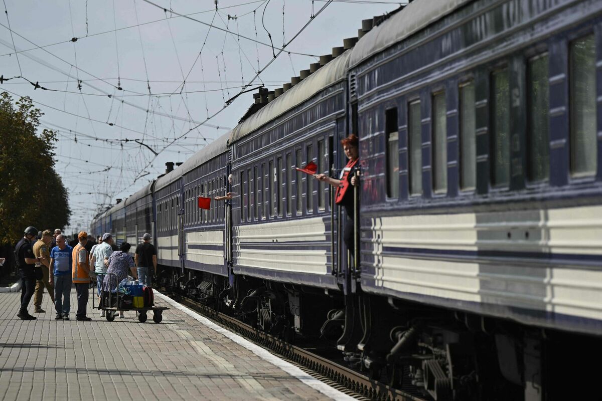 Evakuācijas vilciens izbrauc no stacijas nenoskaidrotā vietā Doņeckas apgabalā šī gada augustā. Foto: Genya SAVILOV / AFP