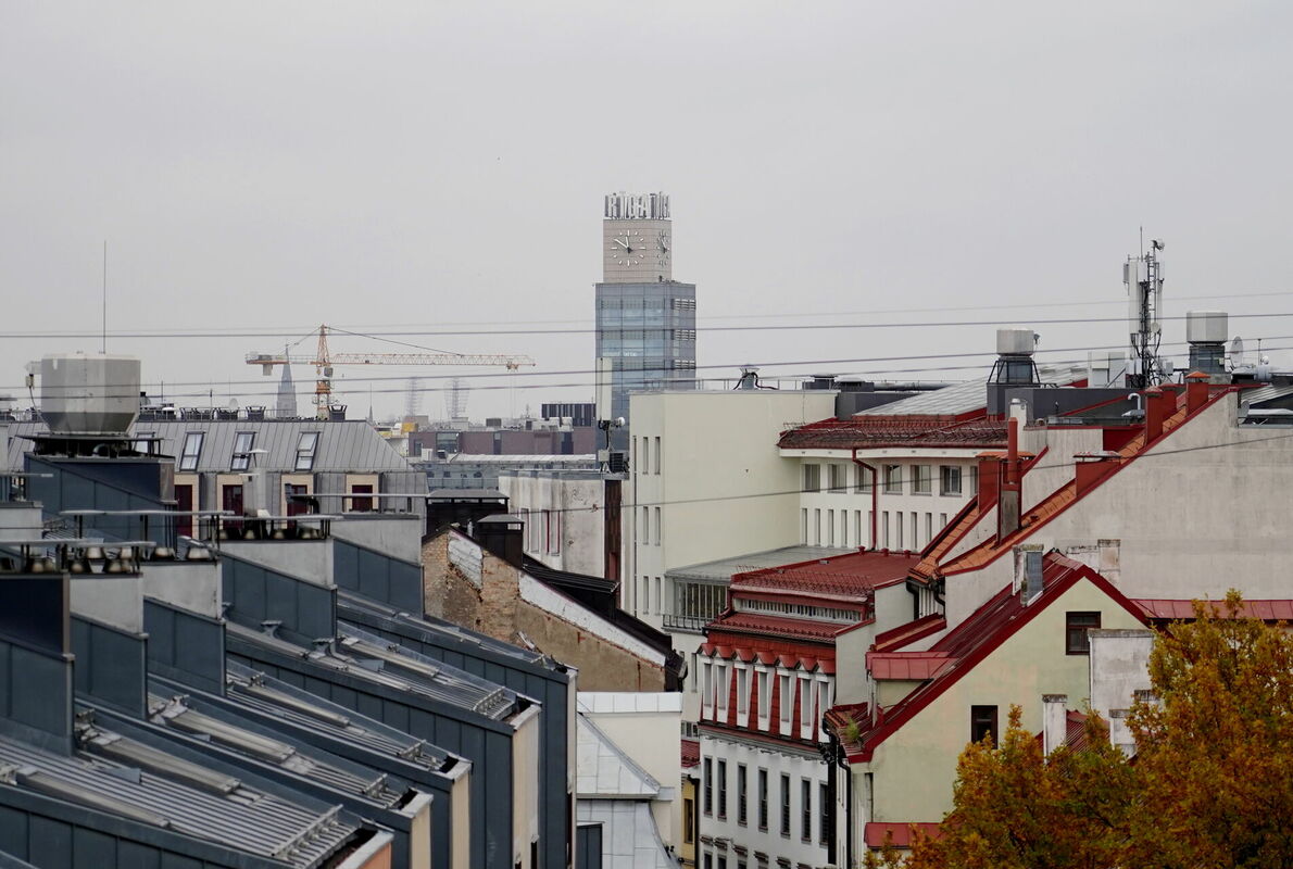 Skats uz Vecrīgas namu jumtiem un Rīgas centrālās stacijas pulksteni. Foto: Zane Bitere/LETA