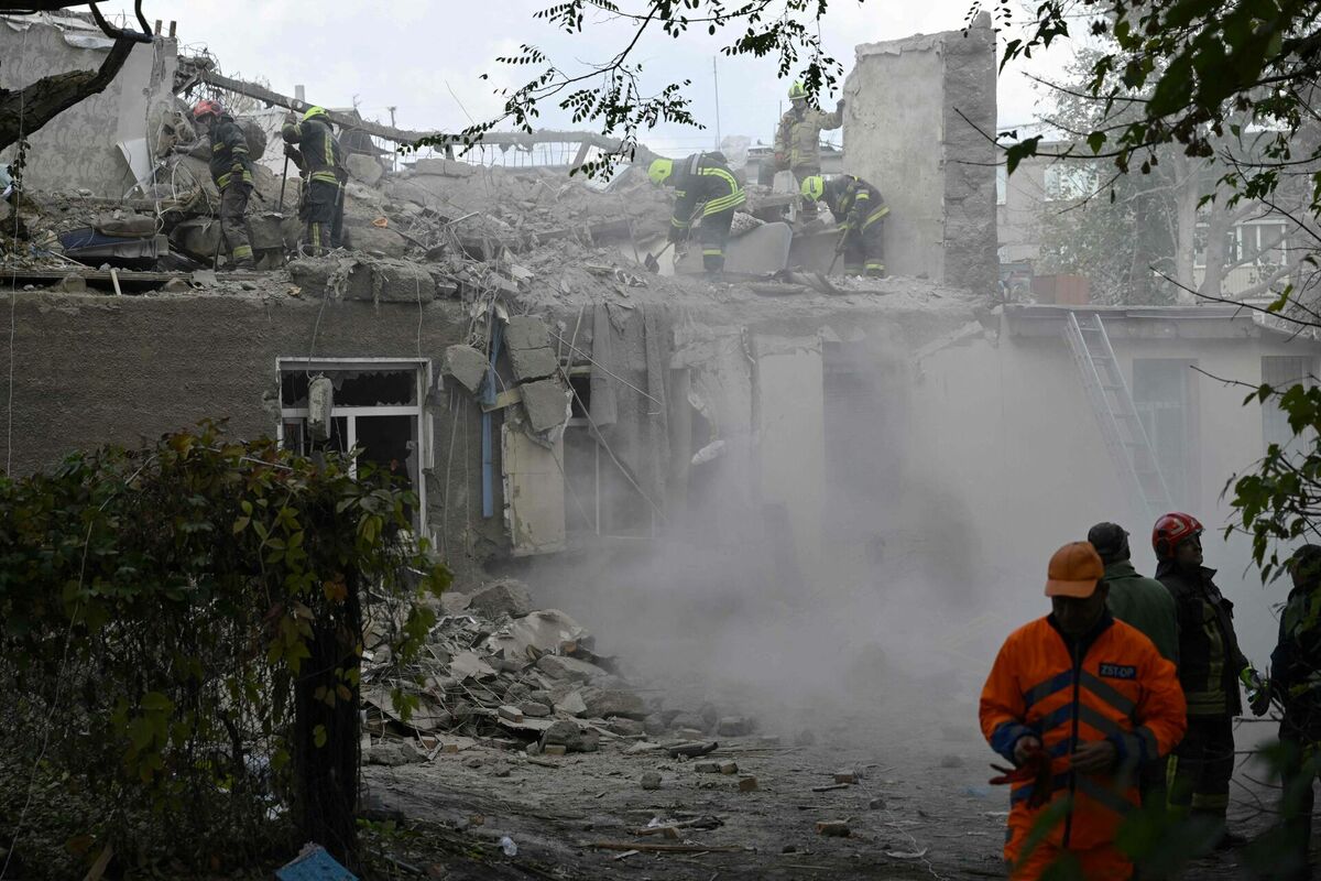 Krievijas radītie postījumi Dņipro pilsētā, Ukrainā. Foto: Genya SAVILOV / AFP