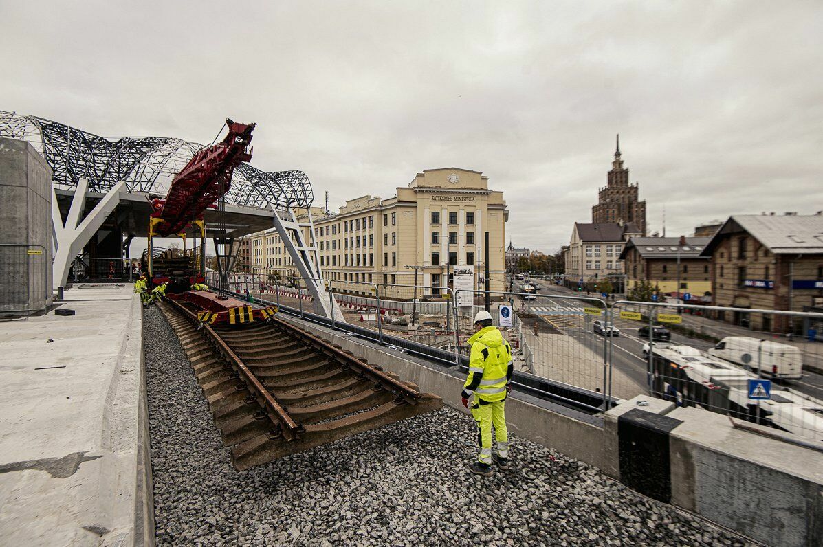 Rīgas Centrālajā stacijā ieklāj sliežu posmus. Foto: Publicitātes attēls