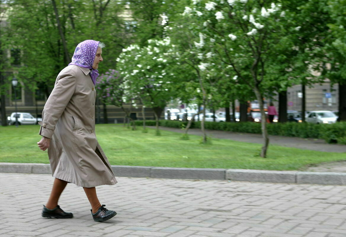 Pensionāre Jēkaba laukumā. Foto: Gatis Dieziņš/LETA