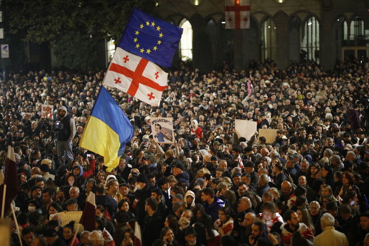 Protesti Gruzijas galvaspilsētā Tbilisi pret parlamenta vēlēšanu rezultātiem. Foto: EPA/DAVID MDZINARISHVILI