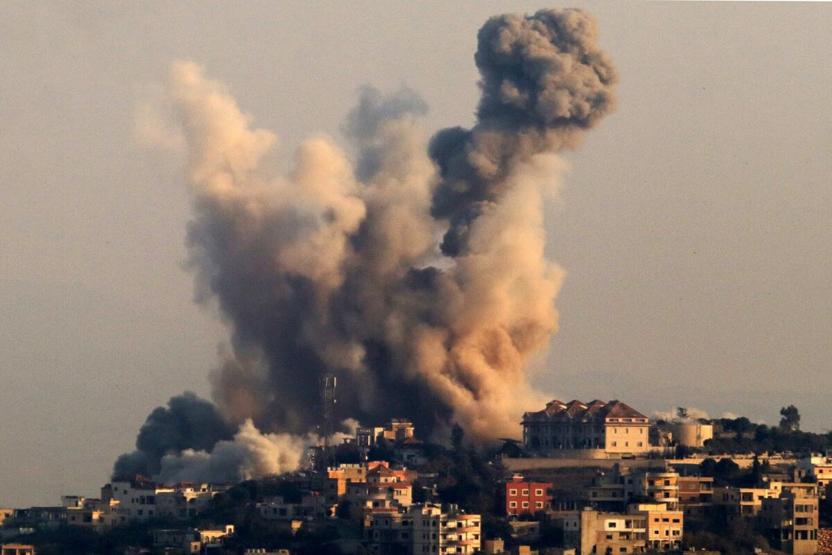 2024. gada 30. oktobrī no Izraēlas gaisa trieciena vietas, kura mērķis bija teritorija Libānas dienvidu ciematā Khiam, paceļas dūmi. Foto: AFP/Scanpix