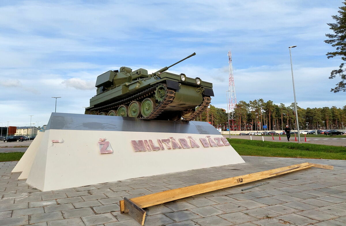 Jaunā militarizētās tēlniecības kompozīcija. Foto: LETA