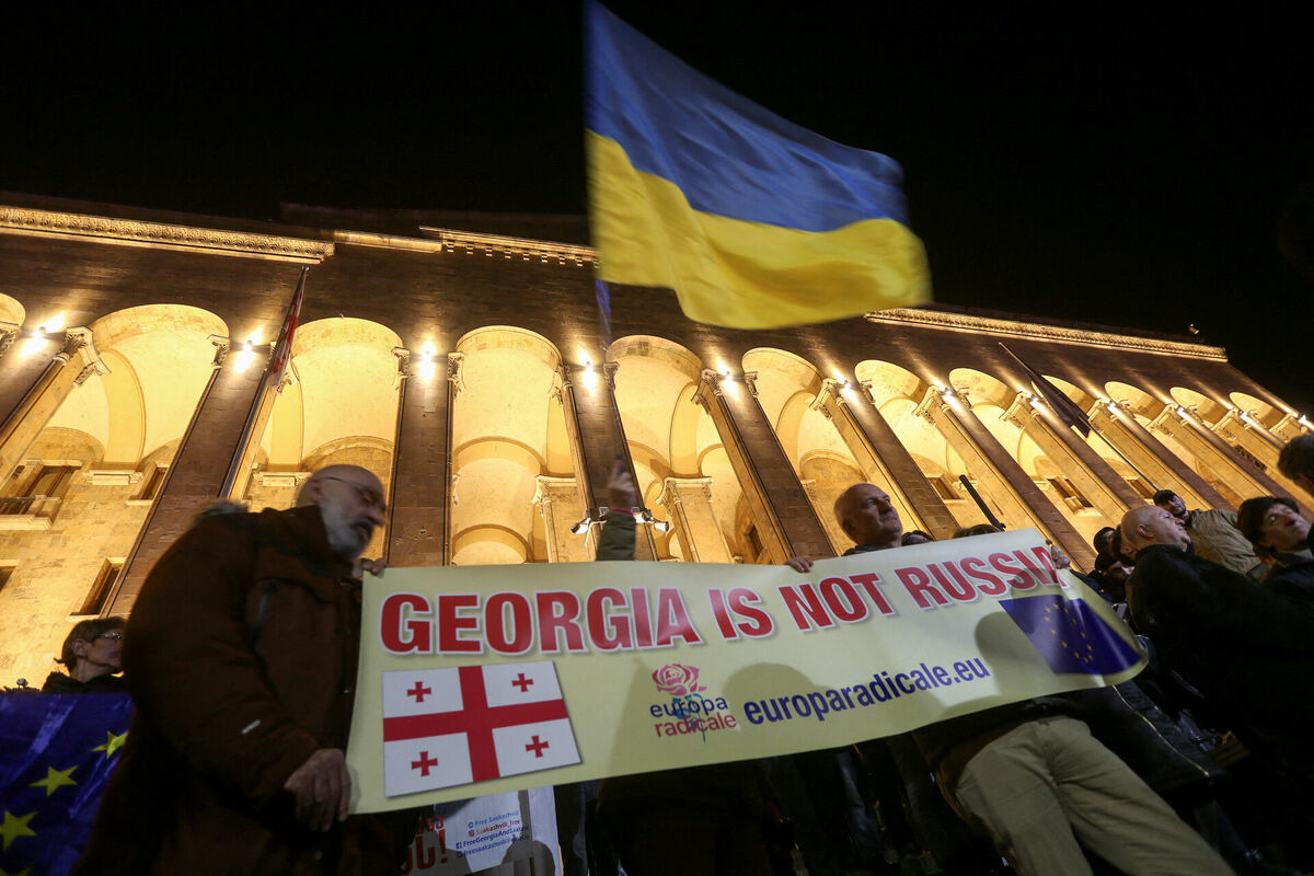 28. oktobra protesti Tbilisi pret parlamenta vēlēšanu rezultātiem. Foto: REUTERS/Irakli Gedenidze