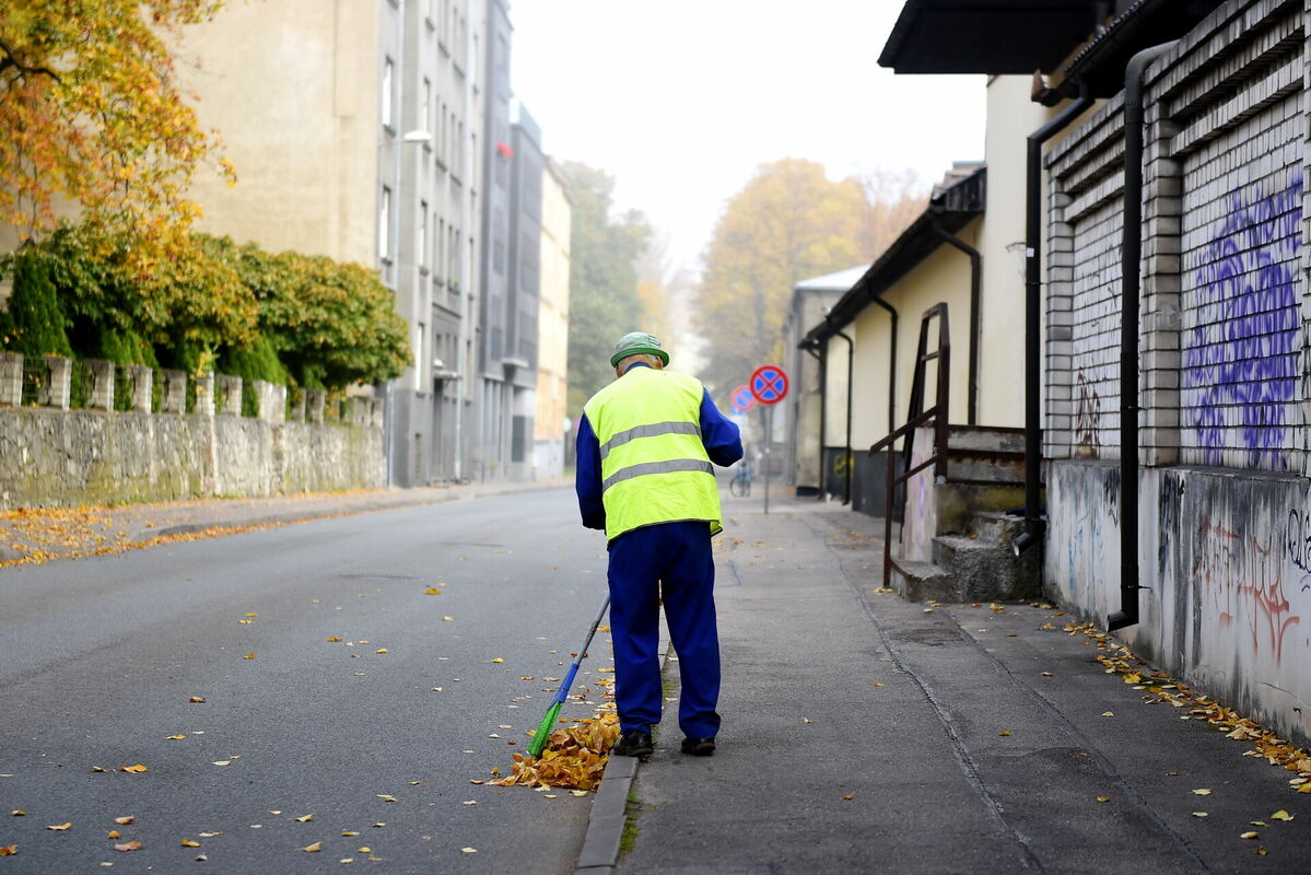 Sētnieks Šarlotes ielā. Foto: Zane Bitere/LETA