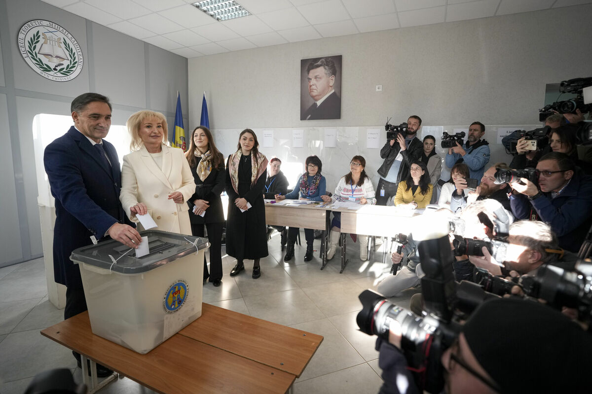 Opozīcijas Sociālistu partijas kandidāts Aleksandrs Stojanoglo ar sievu. Foto: AP / Vadim Ghirda / Scanpix