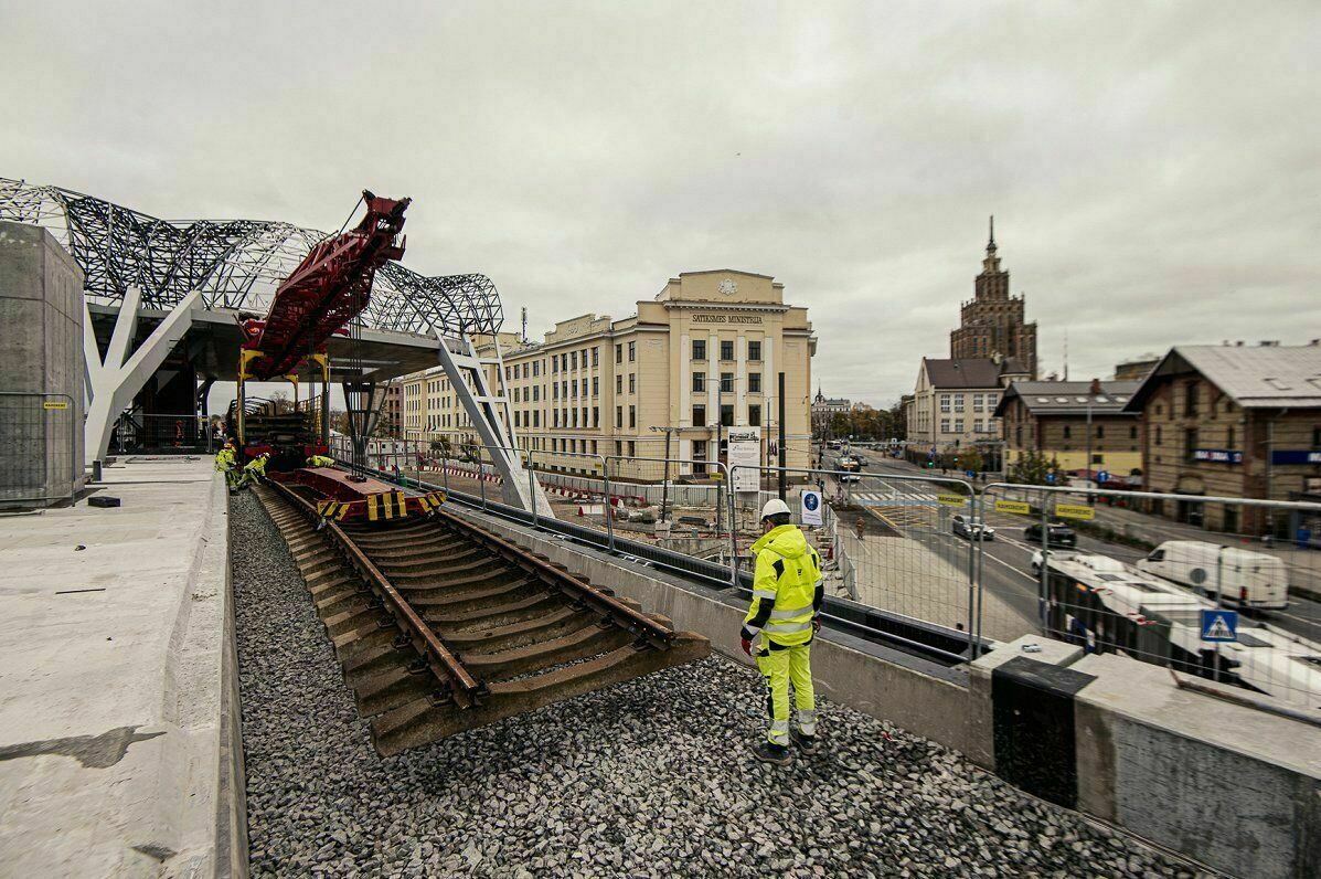 Rīgas Centrālajā stacijā ieklāj sliežu posmus. Foto: Publicitātes attēls