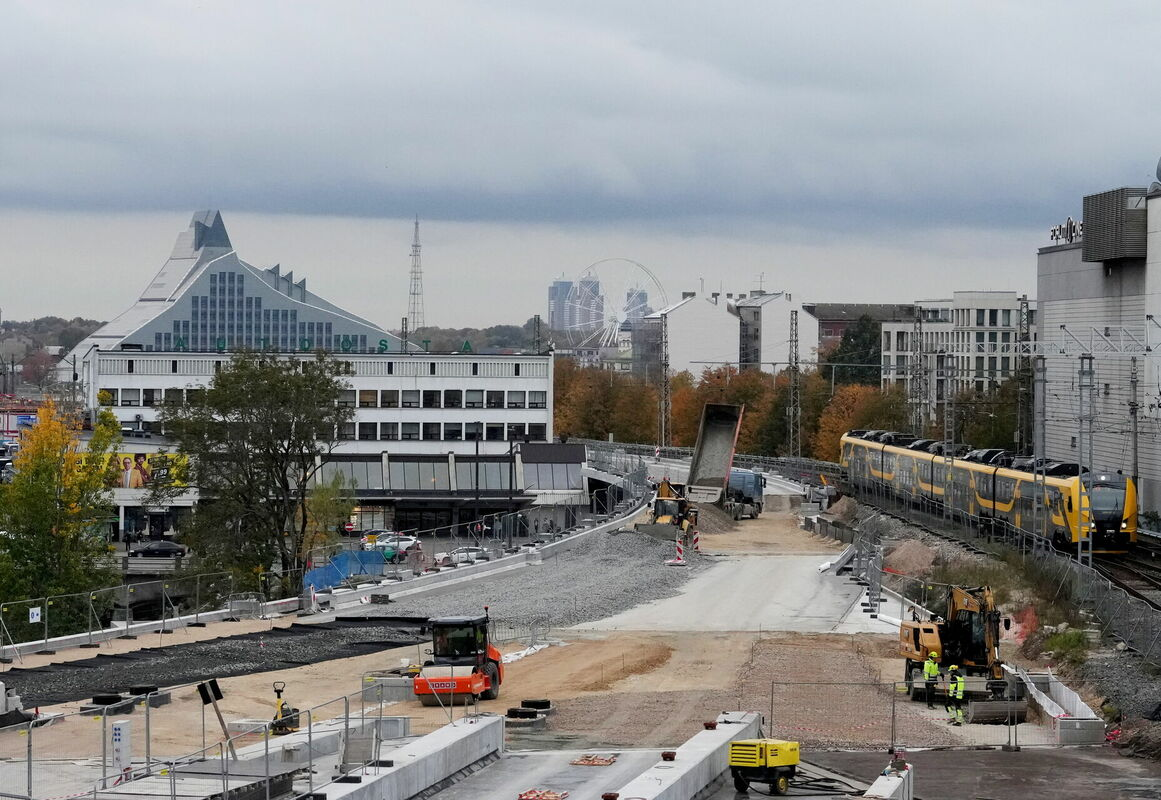 "Rail Baltica" centrālā mezgla būvlaukums un elektrovilciens "Vivi" Rīgas Centrālajā stacijā. Foto: Edijs Pālens/LETA