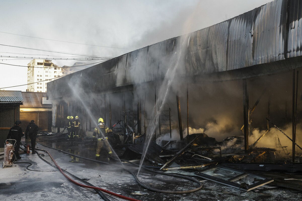 Krievijas dronu radītie postījumi Kijivā 7. novembra naktī. Foto: EPA/SERGEY DOLZHENKO