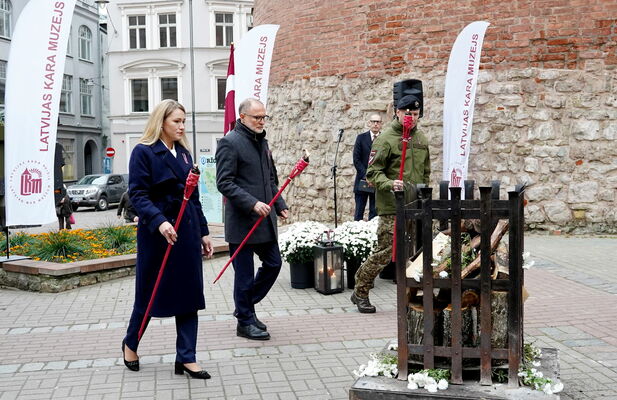 Aizsardzības nozares vadība godina Neatkarības karā kritušo piemiņu . Foto: Lita Millere/LETA