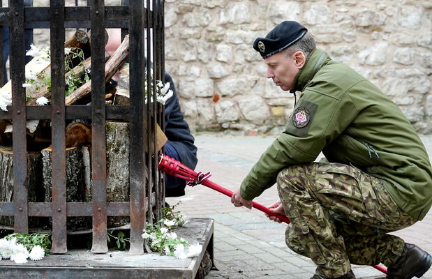 Aizsardzības nozares vadība godina Neatkarības karā kritušo piemiņu . Foto: Lita Millere/LETA