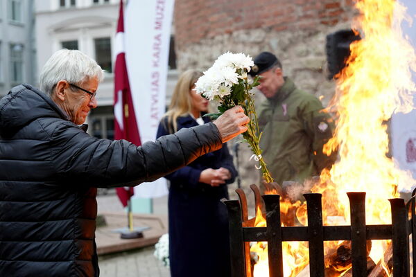 Aizsardzības nozares vadība godina Neatkarības karā kritušo piemiņu . Foto: Lita Millere/LETA