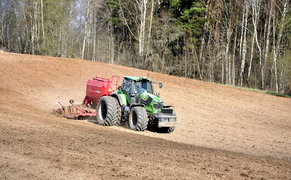 Pavasara augsnes apstrādāšanas darbi zemnieku saimniecībā "Stārķi". Foto: Ivars Soikāns/LETA