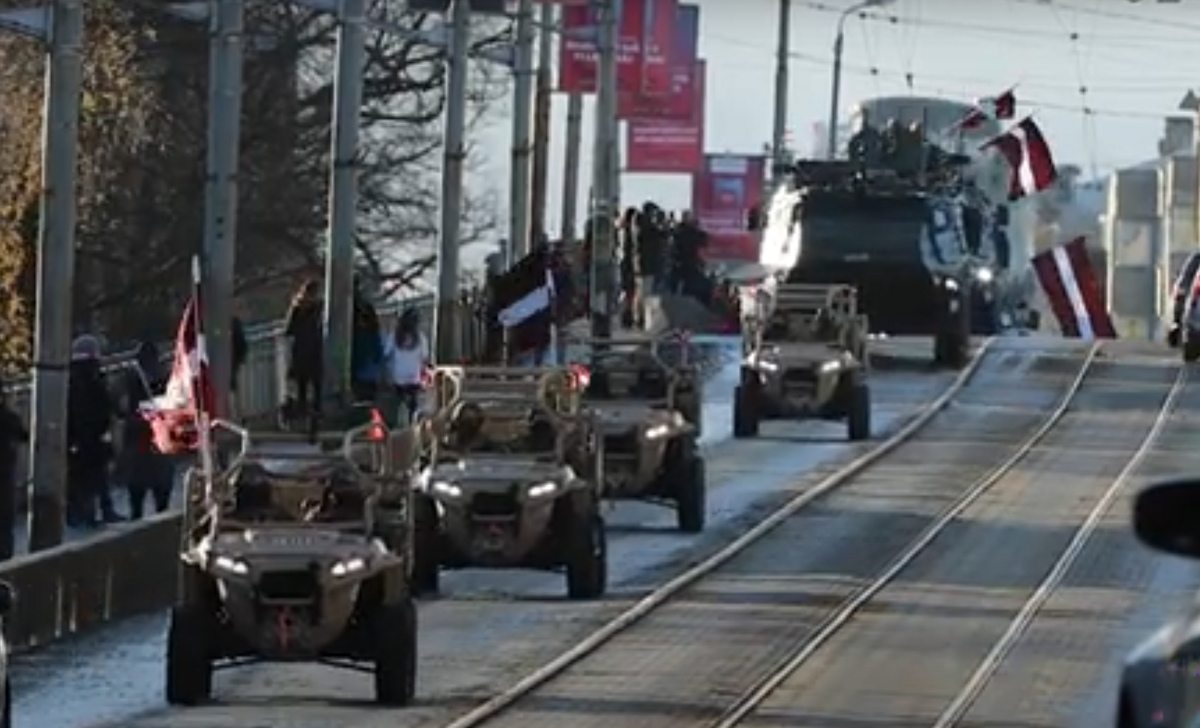 Militārās tehnikas maršs. Foto: Ekrānšāviņš no Aizsardzības Ministrijas video