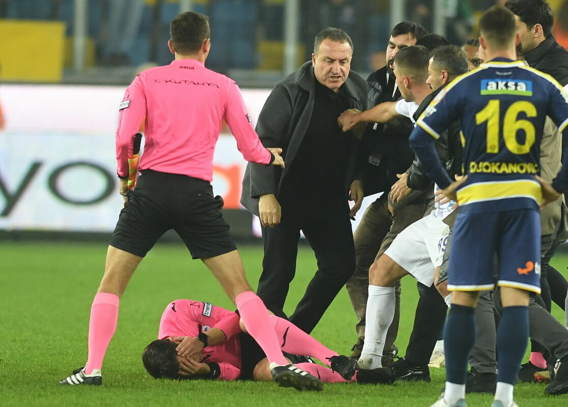 Futbola spēle. foto: scanpix/ EPA/Abdurrahman Antayali