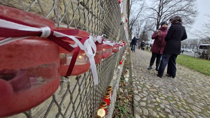 Par godu Lāčplēša dienai, cilvēki noliek svecītes pie Rīgas pils mūra. Foto: 360 ZIŅneši