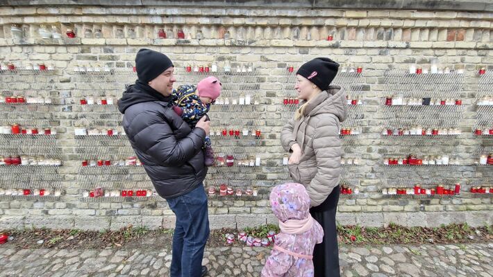 Par godu Lāčplēša dienai, cilvēki noliek svecītes pie Rīgas pils mūra. Foto: 360 ZIŅneši