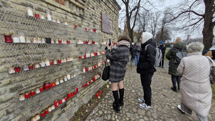 Par godu Lāčplēša dienai, cilvēki noliek svecītes pie Rīgas pils mūra. Foto: 360 ZIŅneši