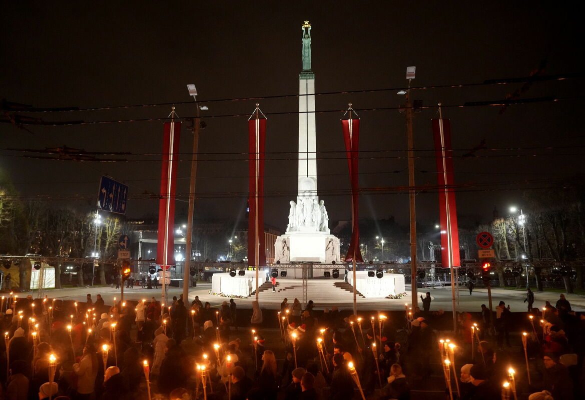 Par godu Latvijas Republikas proklamēšanas 105. gadadienai 2023. gadā notika "Nacionālās apvienības "Visu Latvijai" - "Tēvzemei un Brīvībai/LLNK" organizētais lāpu gājiens. Foto: Edijs Pālens/LETA