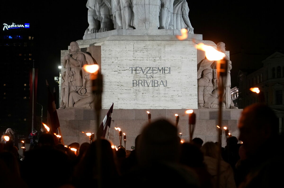 Lāčplēša dienai veltīts lāpu gājiens. Foto: Ieva Leiniša/LETA