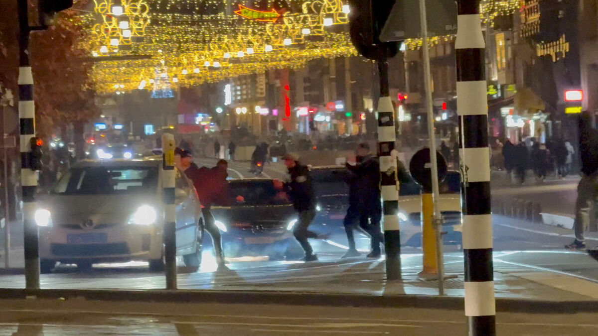 7. novembrī Amsterdamā pēc Eiropas līgas spēles starp klubiem Amsterdamas "Ajax" un Telavivas "Maccabi" palestīniešu atbalstītāju bandas uzbruka Izraēlas līdzjutējiem. Foto: X/iAnnet