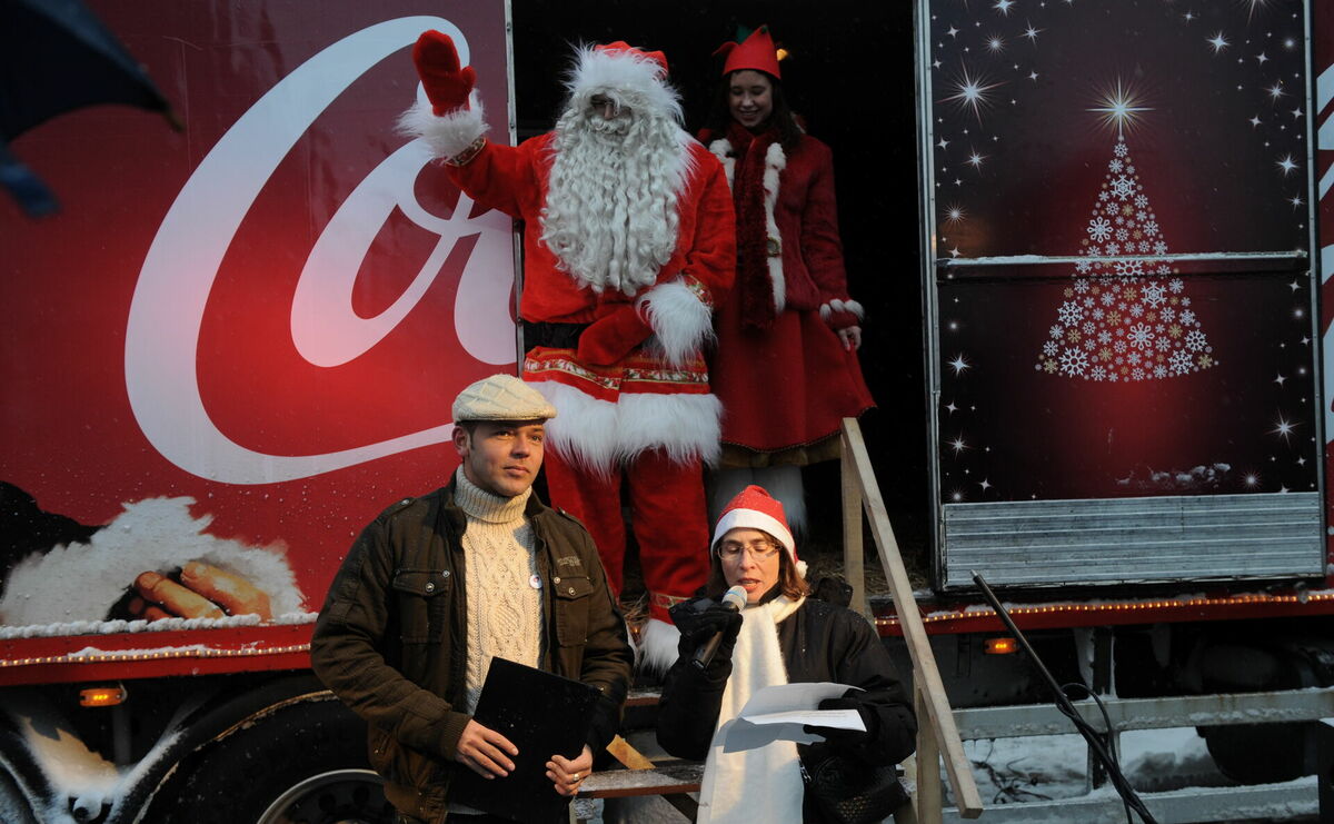 Leģendārā "Coca-Cola" Ziemassvētku automašīna viesosies Rīgā. Foto: Ieva Čīka / LETA