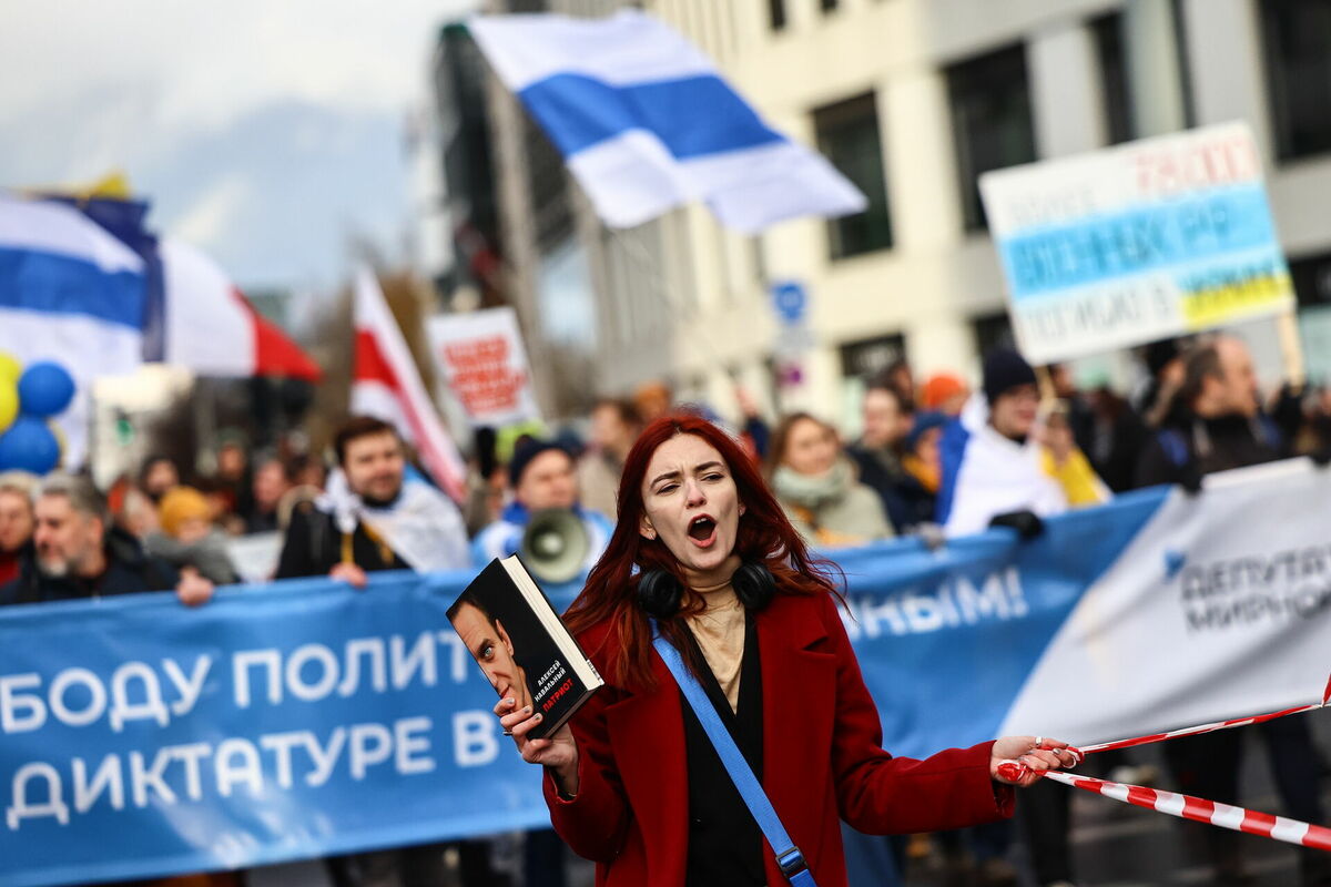 Berlīnē tūkstošiem cilvēku piedalās Krievijas opozīcijas gājienā pret karu Ukrainā. Foto: EPA/FILIP SINGER/Scanpix