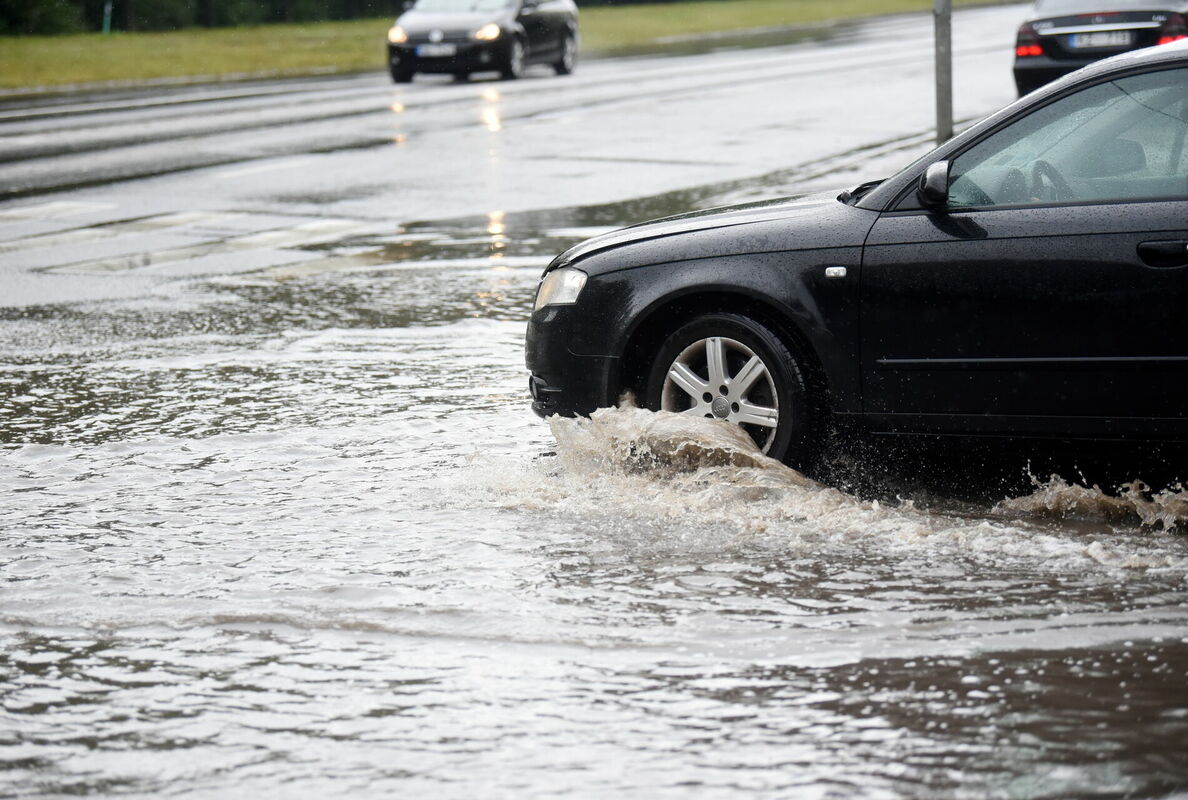 Applūdis autoceļš. Foto: Zane Bitere/LETA