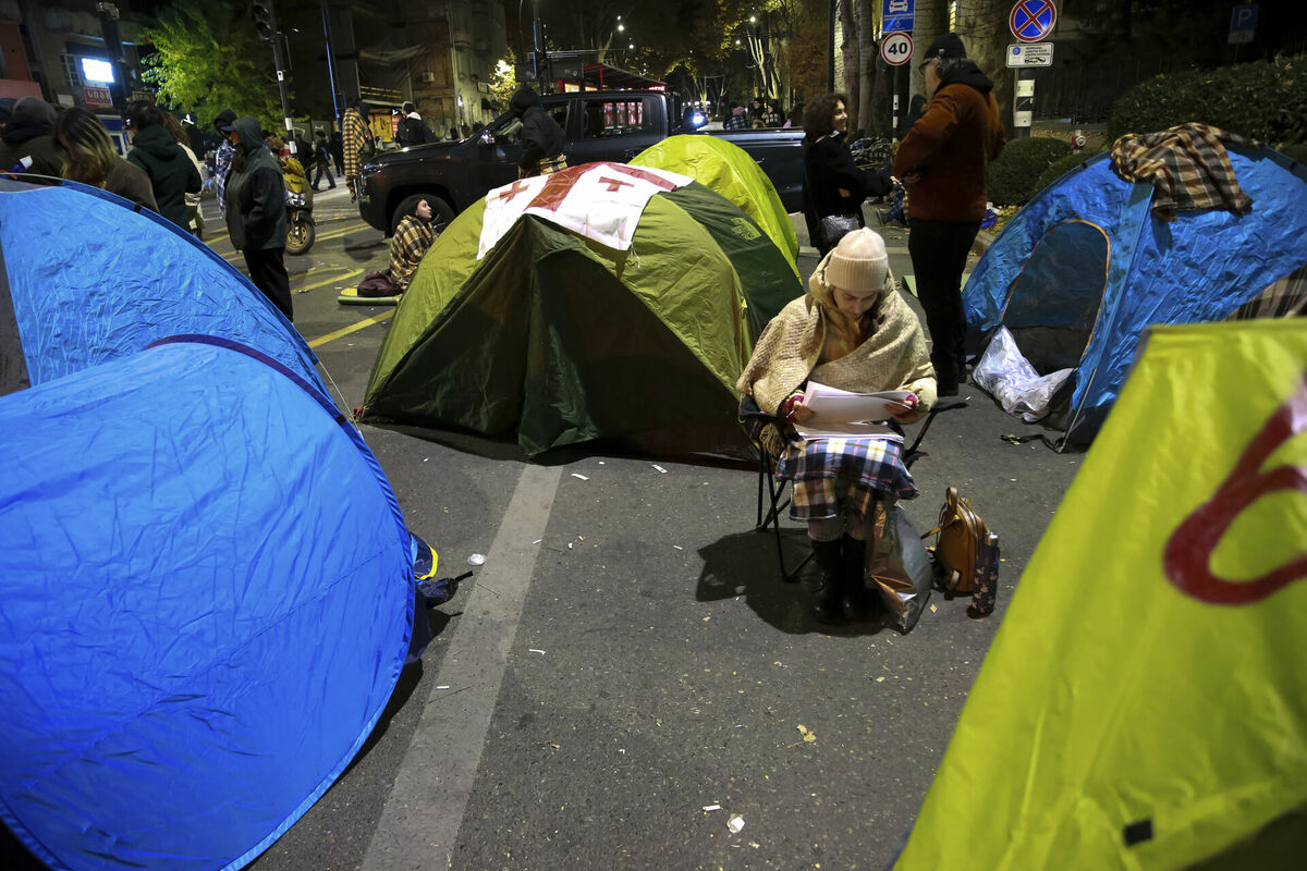 Protestētāju izvietotās teltis Tbilisi. Foto: AP Photo/Zurab Tsertsvadze