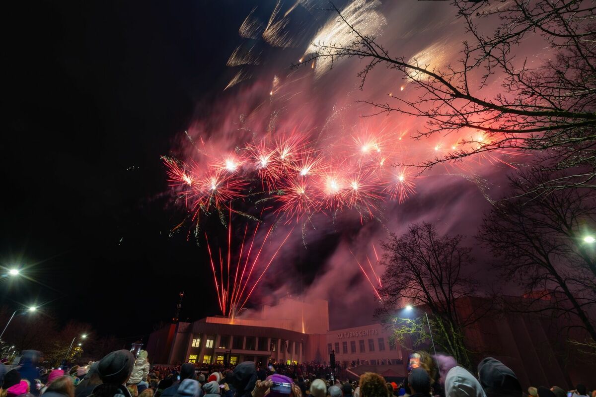 Svētku salūts Ogrē. Foto: Jānis Bija/Ogre mūsu pilsēta!/Facebook