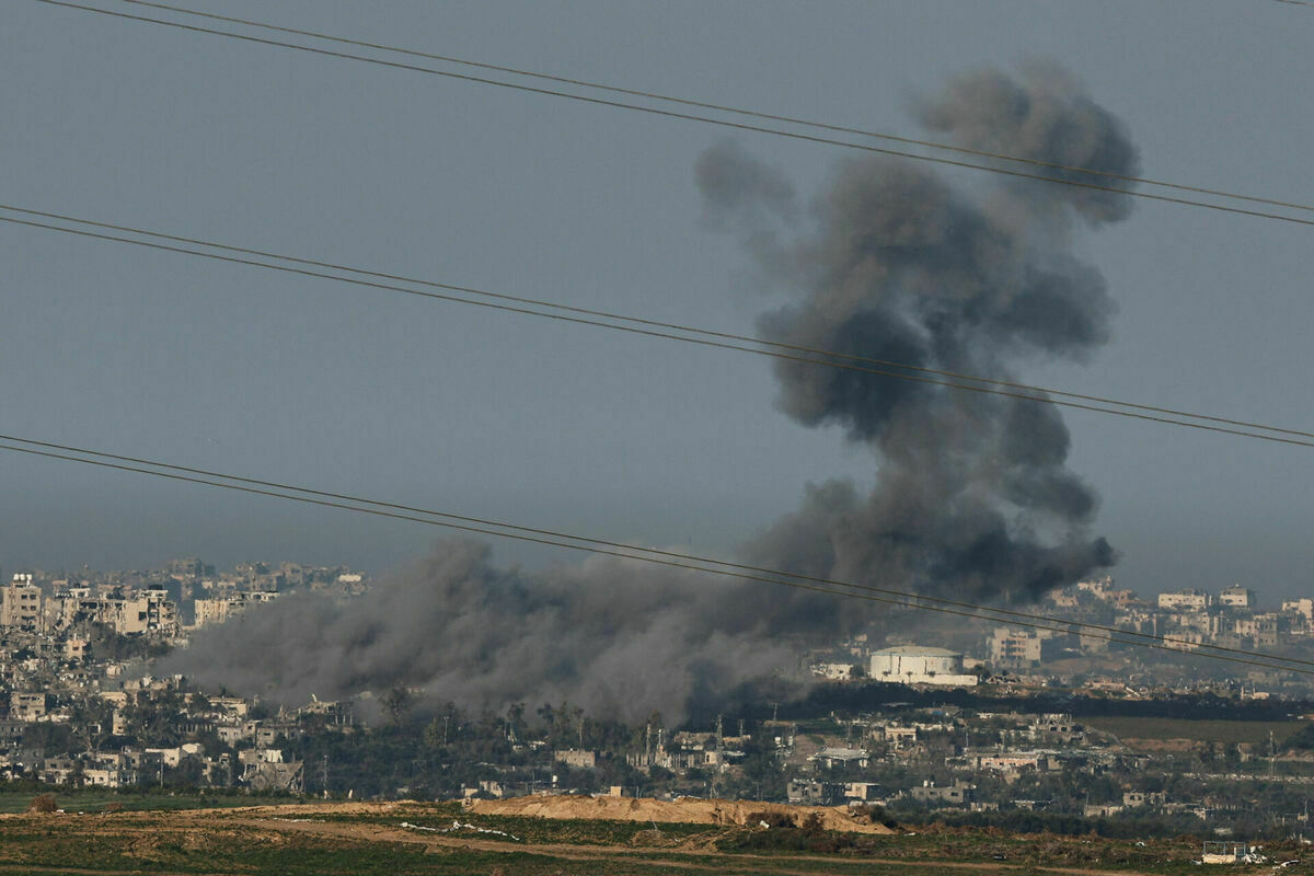 Dūmi virs Gazas joslas 16. janvārī. Foto: REUTERS/Tyrone Siu/Scanpix