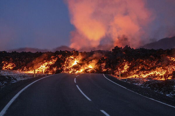 Vulkāna izvirdums Islandē 2024. gada 21. novembrī. Foto: AP Photo/Marco di Marco