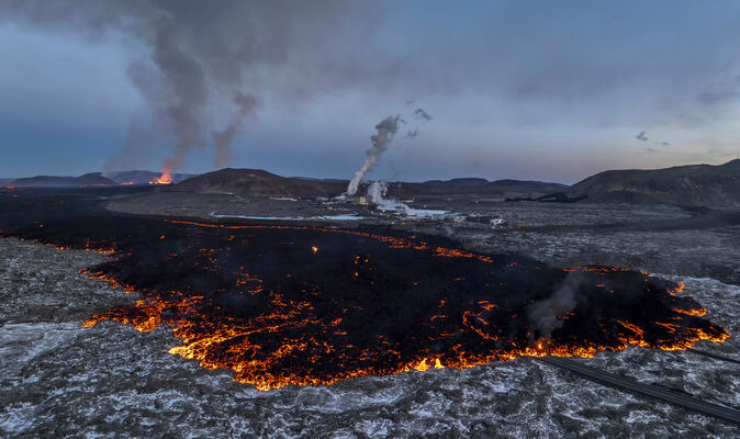 Vulkāna izvirdums Islandē 2024. gada 21. novembrī. Foto: AP Photo/Marco di Marco