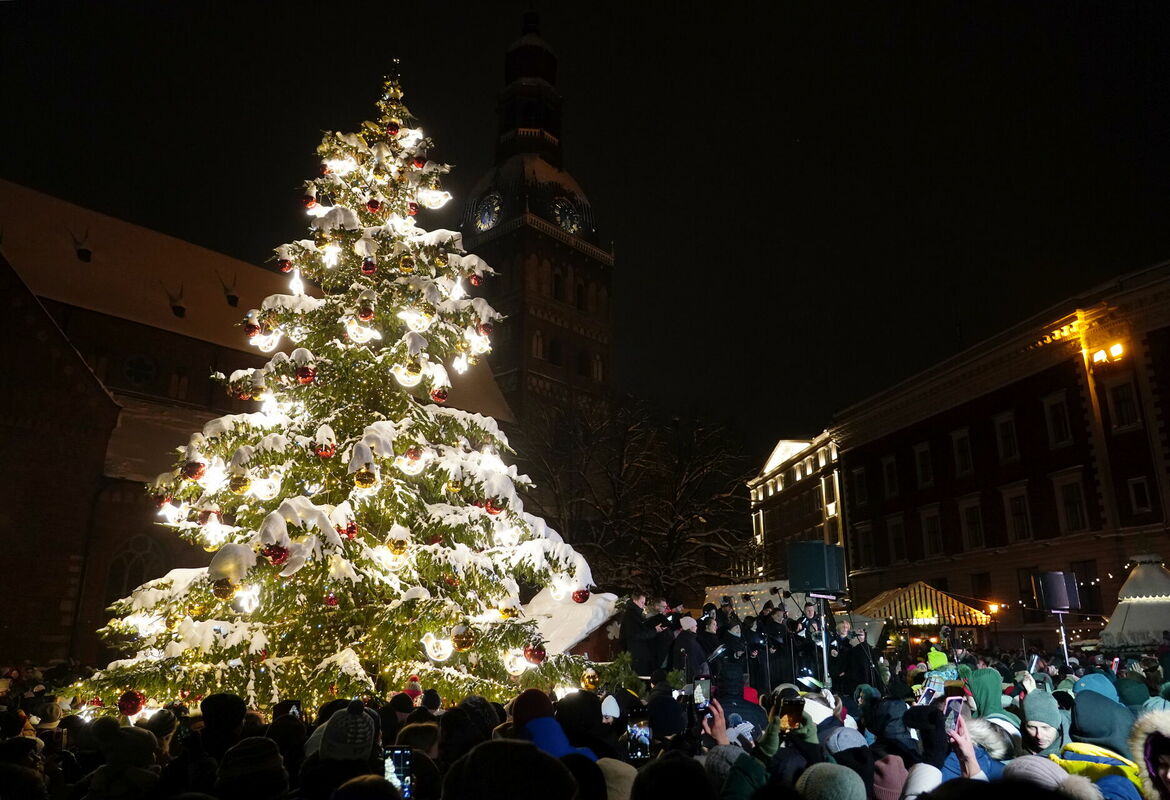 Doma laukuma Ziemassvētku egles iedegšana 2023. gadā. Foto: Paula Čurkste/LETA