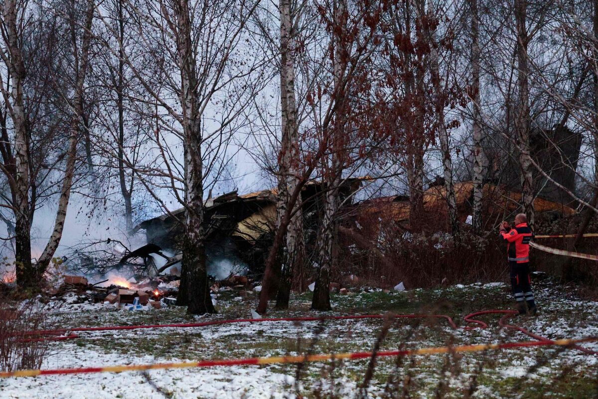 Pirmdienas, 25. novembra, rītā pie Viļņas avarējusi DHL kravas lidmašīna. Foto: Petras Malukas / AFP