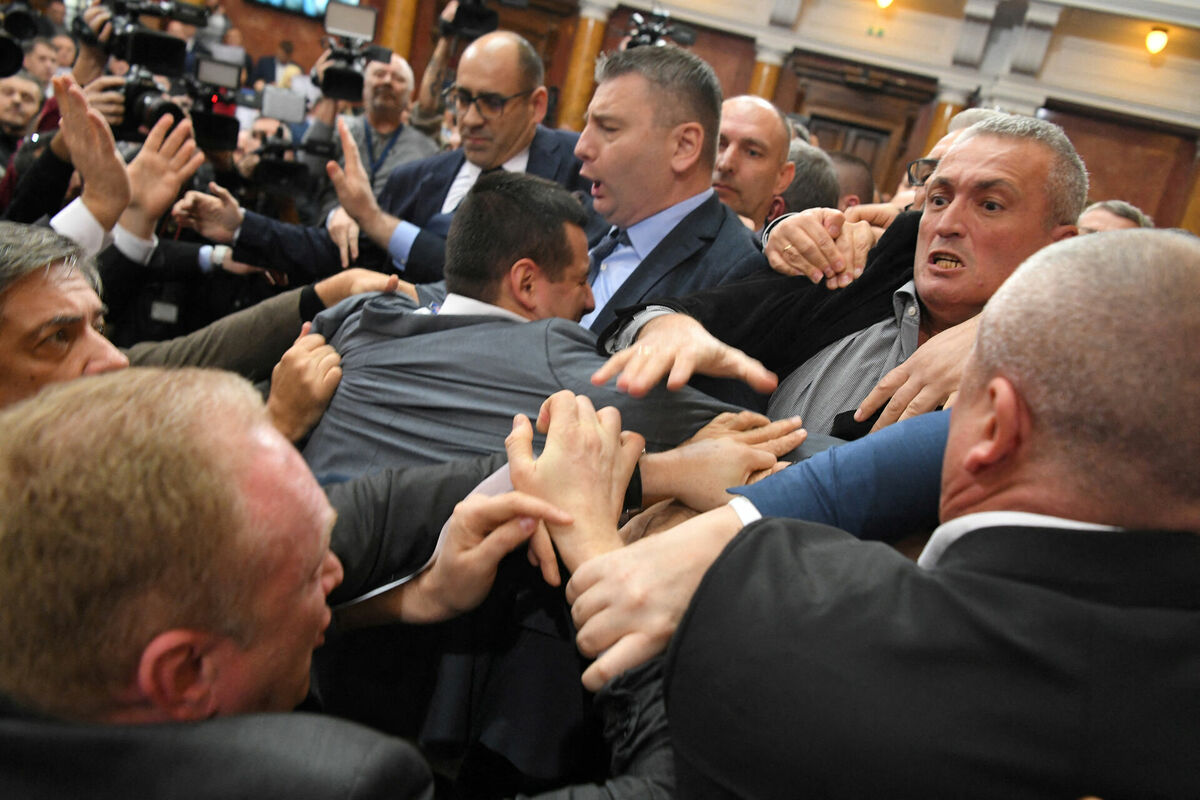 Serbijas parlamentā 25. novembrī sakāvušies valdošās partijas un opozīcijas deputāti. Foto: REUTERS/Stringer 