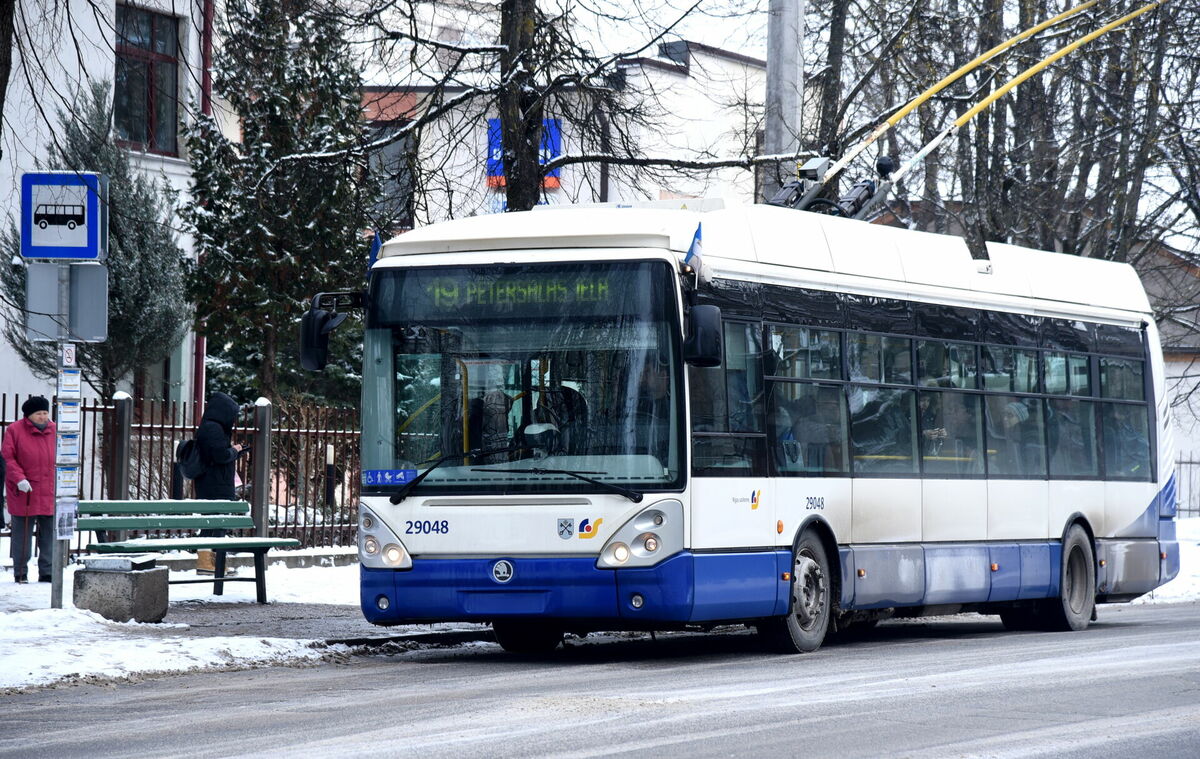 Sabiedriskā transporta pieturvieta Tadaiķu ielā. Foto: Zane Bitere/LETA