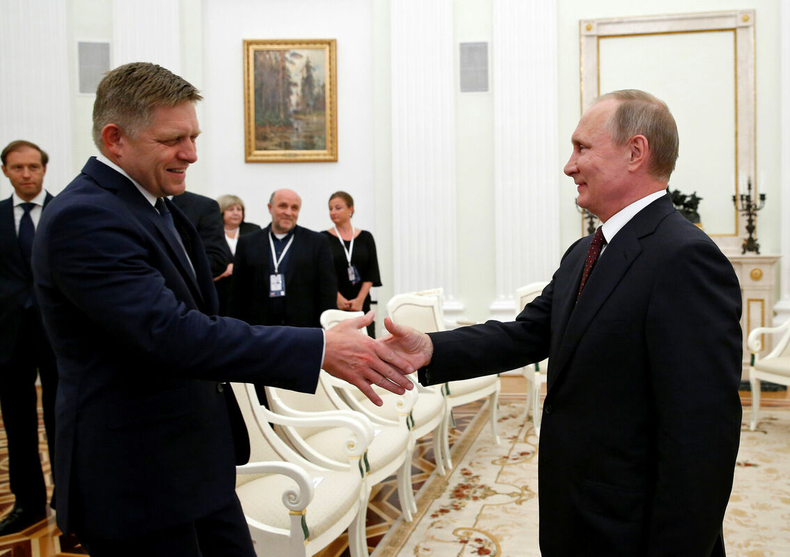 Slovākijas premjerministrs Roberts Fico un Krievijas vadonis Vladimirs Putins 2016. gadā. Foto: REUTERS/Alexander Zemlianichenko/Pool