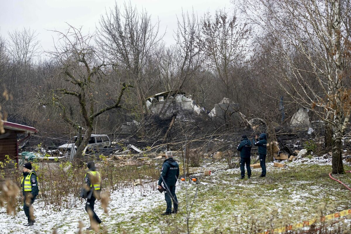 DHL kravas lidmašīna ar četru cilvēku apkalpi pirmdienas rītā avarēja netālu no Viļņas lidostas. Foto: AP Photo/Mindaugas Kulbis