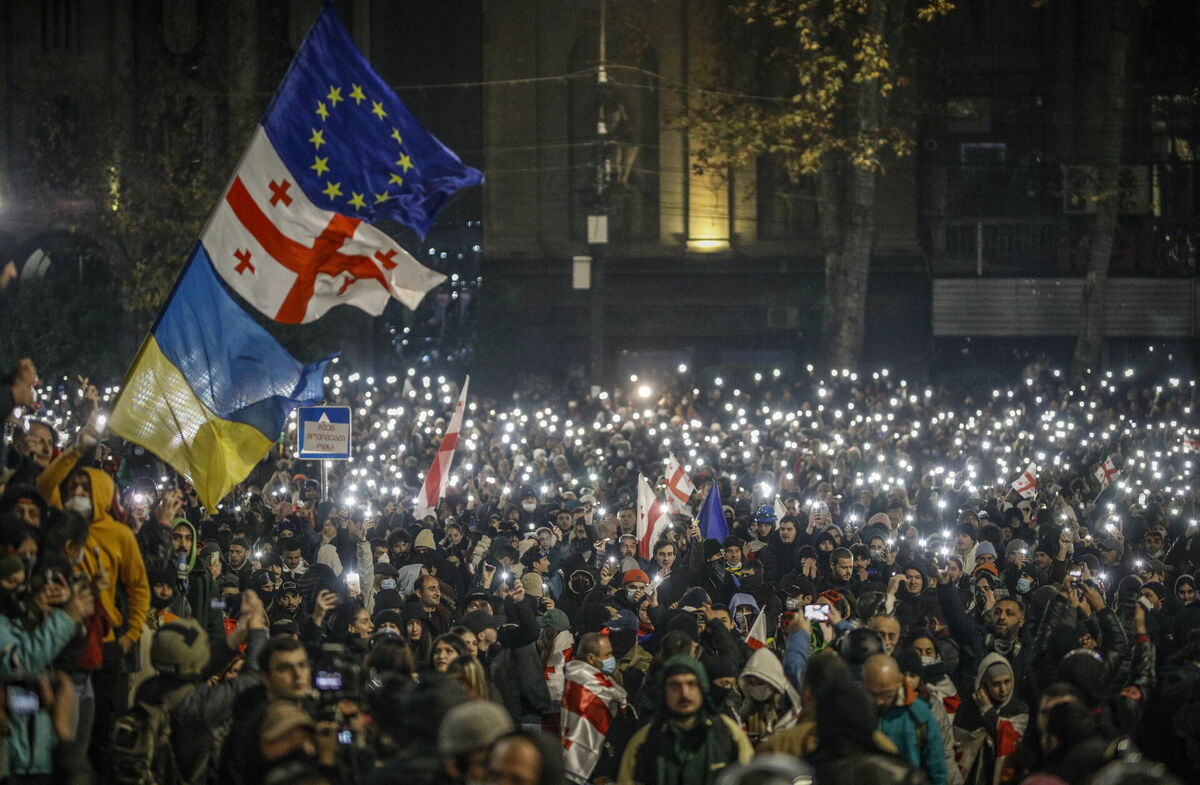 Protesti Gruzijas galvaspilsētā Tbilisi. Foto: EPA/DAVID MDZINARISHVILI