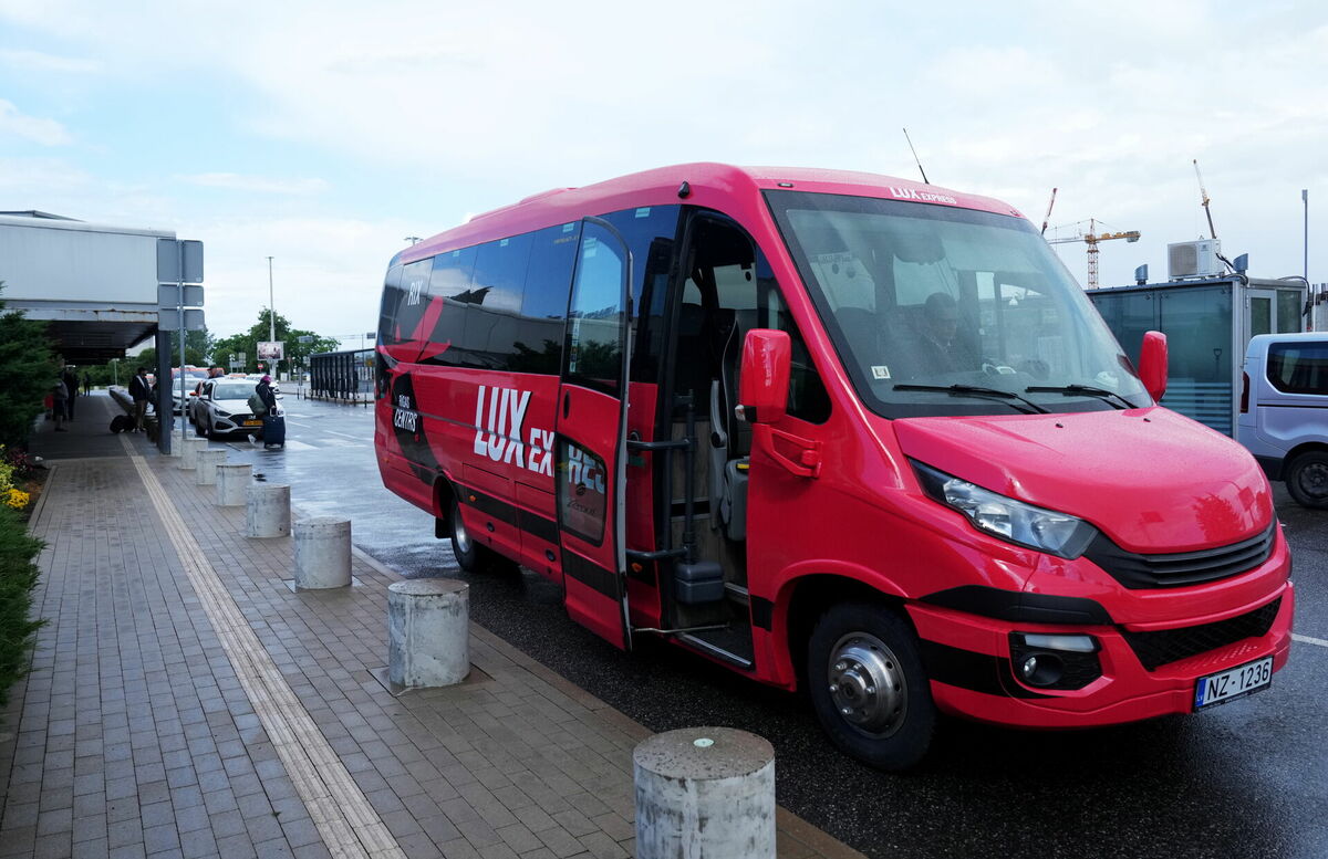 ​"Lux Express" ekspresmaršruta "Rīgas centrs-RIX Rīgas lidosta" autobuss RIX Rīgas lidostas teritorijā. Foto: Edijs Pālens/LETA