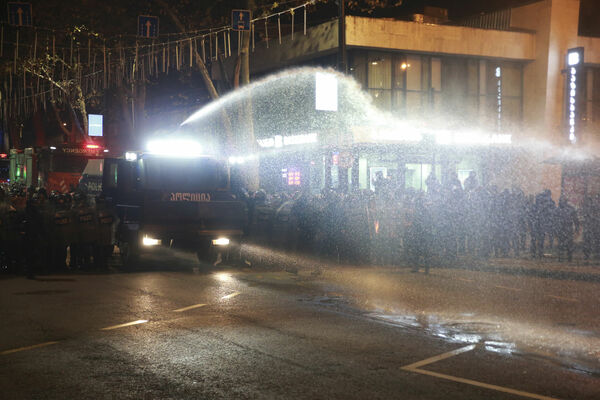 Protesti Gruzijas galvaspilsētā 3. decembrī. Foto: AP Photo/Zurab Tsertsvadze