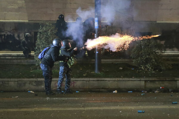 Protesti Gruzijas galvaspilsētā 3. decembrī. Foto: AP Photo/Zurab Tsertsvadze