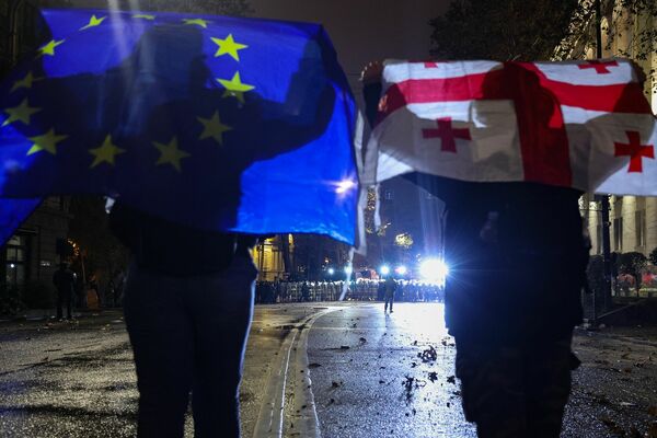 Protesti Gruzijas galvaspilsētā 3. decembrī. Foto: Giorgi ARJEVANIDZE / AFP