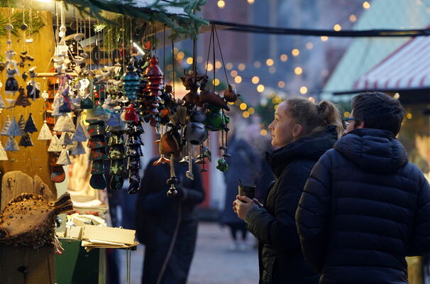 Ziemassvētku tirdziņš Doma laukumā. Foto: Lita Millere/LETA