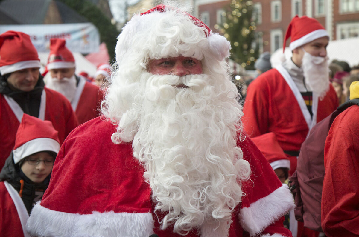 "Santa Fun Run" Doma laukumā. Foto: Edijs Pālens / LETA