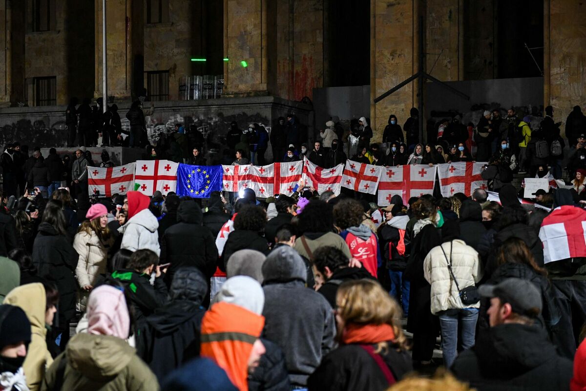 Protestētāji Gruzijas galvaspilsētā Tbilisi. Foto: KAREN MINASYAN / AFP